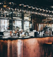 Cómo elegir el mobiliario ideal para tu negocio de hostelería maximizando el confort y la rentabilidad